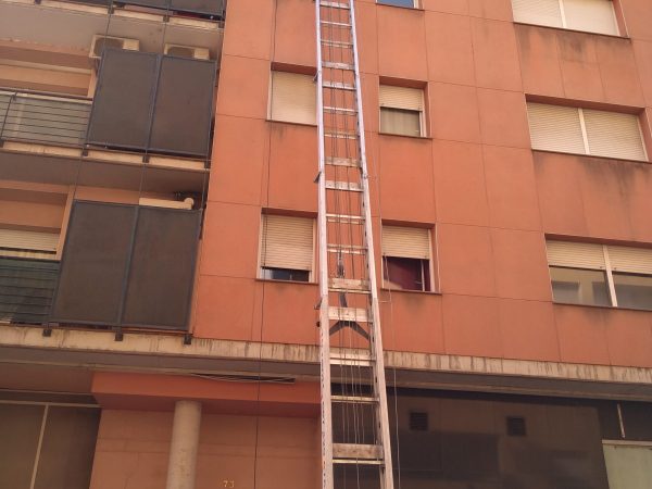 mudanzas-en-figueres-alquiler-maquinas-elevadora-3
